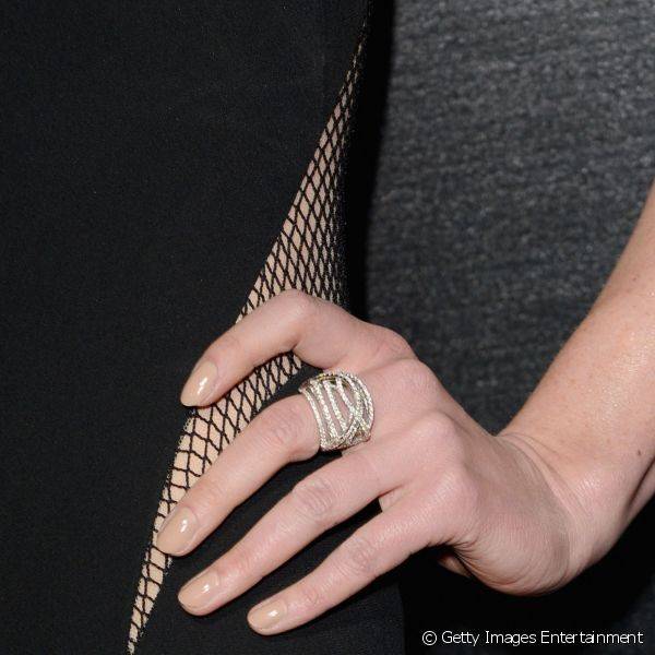 Assim como na make, a modelo Anne V combinou o preto do vestido com o nude das unhas para conseguir equil?brio